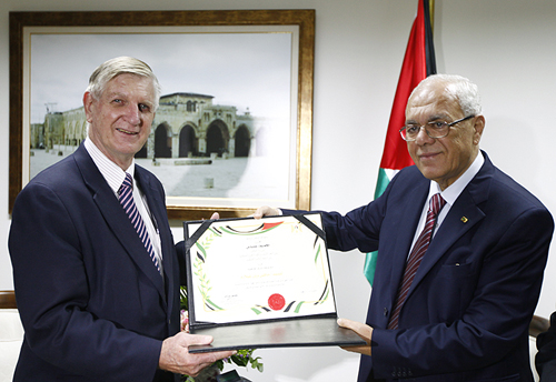 الرئيس يمنح غيلارد مواطنة الشرف الفلسطينية
