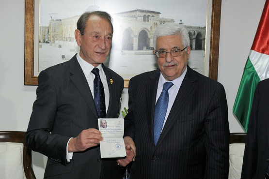 رئيس بلدية باريس يأمل السفر يوماً بجوازه الفلسطيني