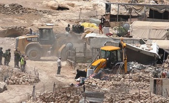 الاحتلال يخطر بوقف العمل في منزلين وبركس في يطا جنوب الخليل