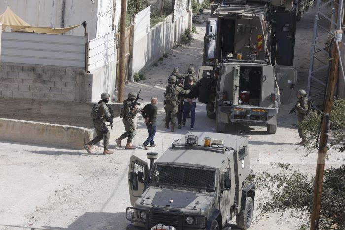 الاحتلال يعتقل 20 مواطنا على الأقل من الضفة