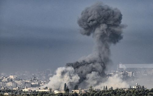 الاحتلال يكثف قصفه على قطاع غزة مخلّفا عشرات الشهداء والجرحى